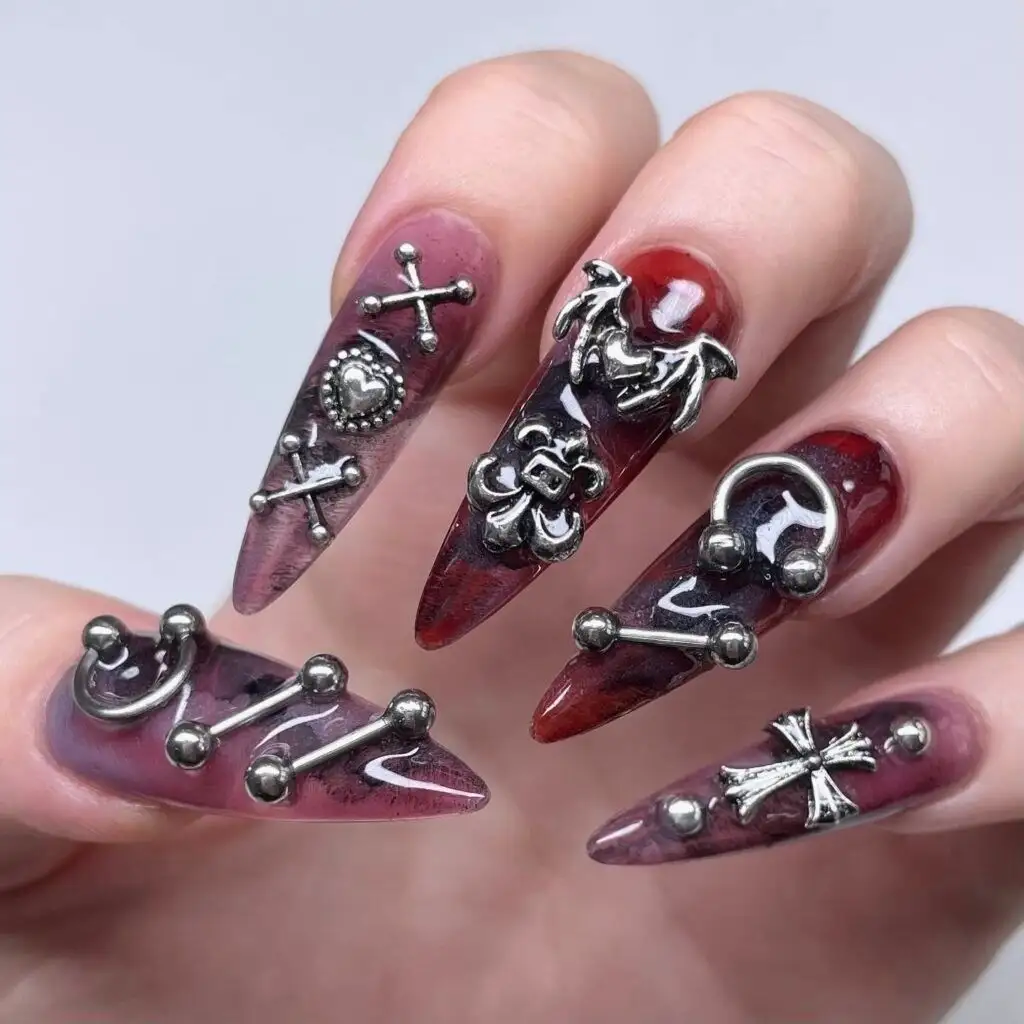 Dunkelrotes Marmor-Stiletto-Set mit silbernen Kreuzen und Metallnieten