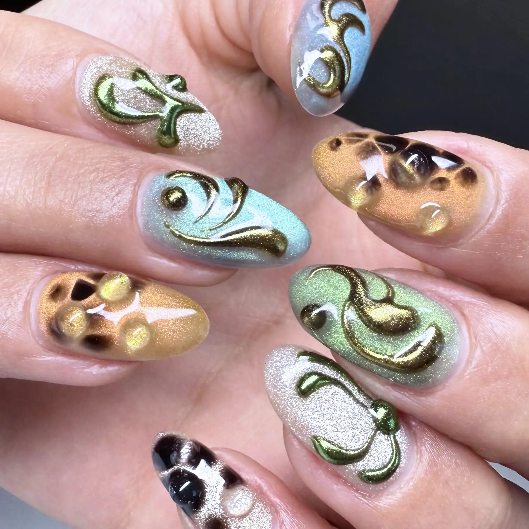 Multicoloured cat-eye set with gold swirls and leopard print