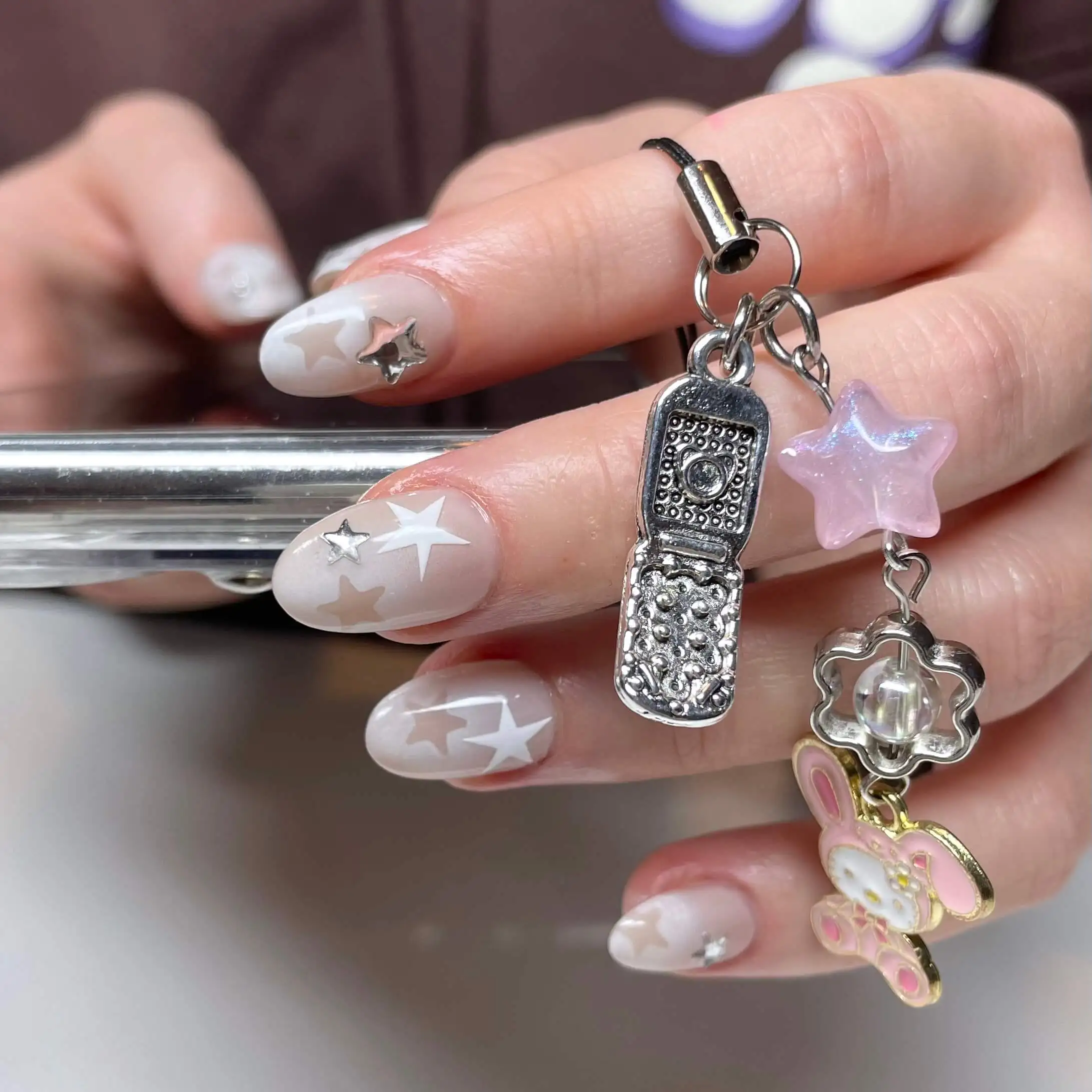 Nude-Set mit weißen Sternen, dazu Handykette mit Anhängern